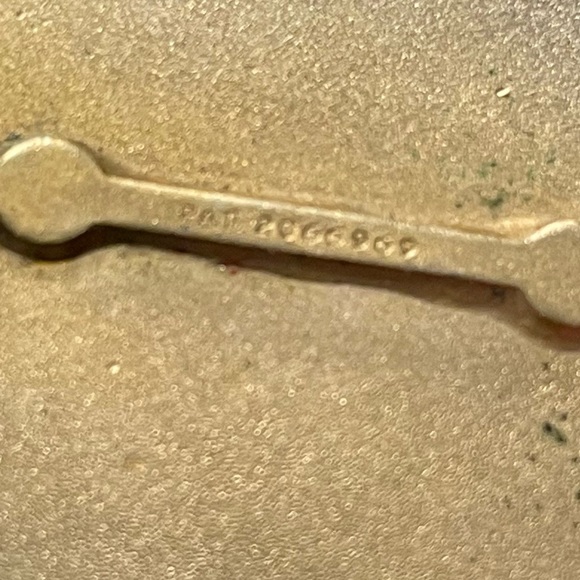 VTG 1940s WW2 112th Engineer Medallion pin - Picture 3 of 3